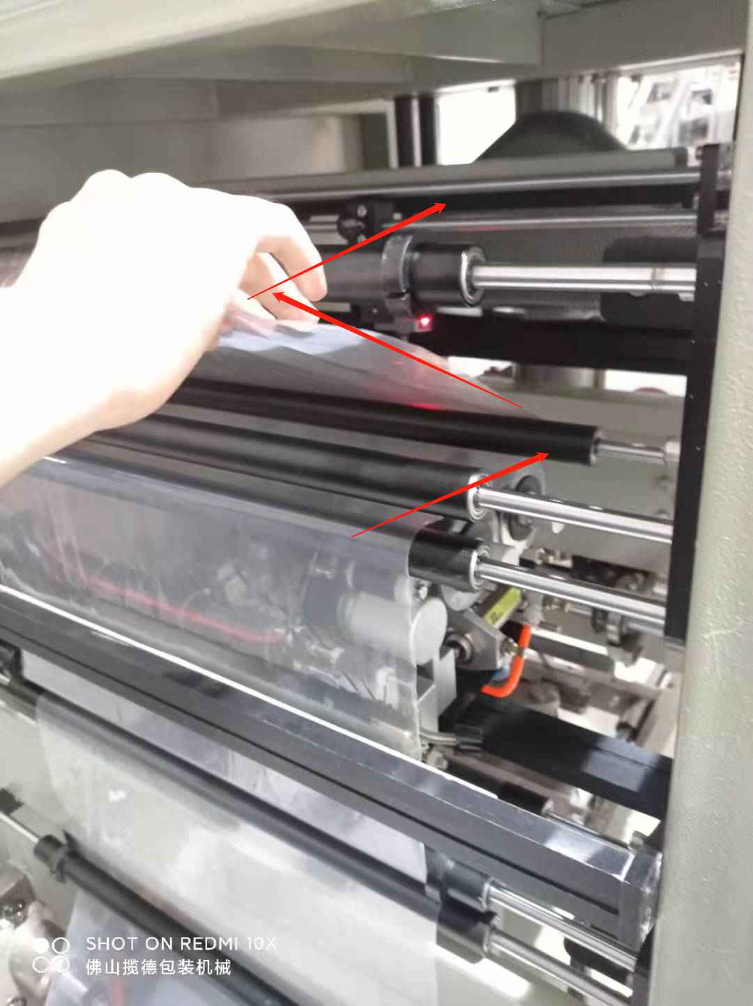 How To Install A Film Roll On A Vertical Packaging Machine